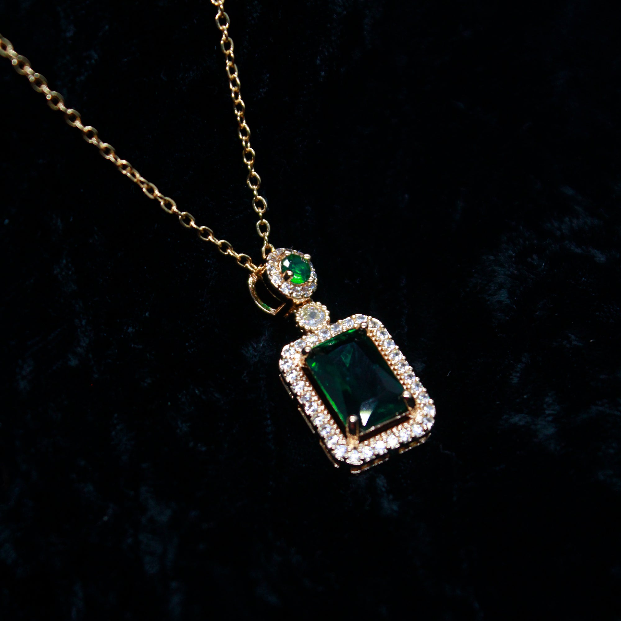 Alkyara Royal Rectangular Pendant Set