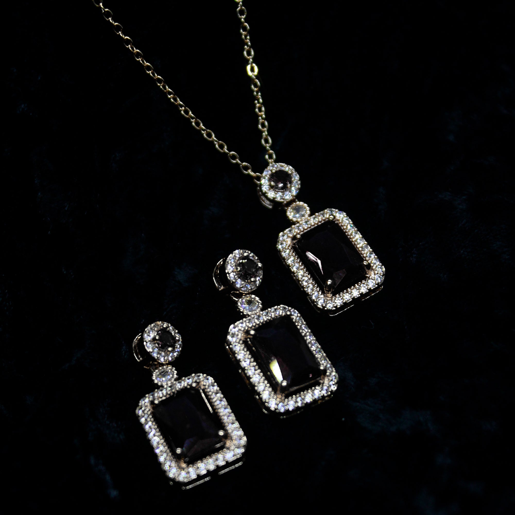 Alkyara Royal Rectangular Pendant Set