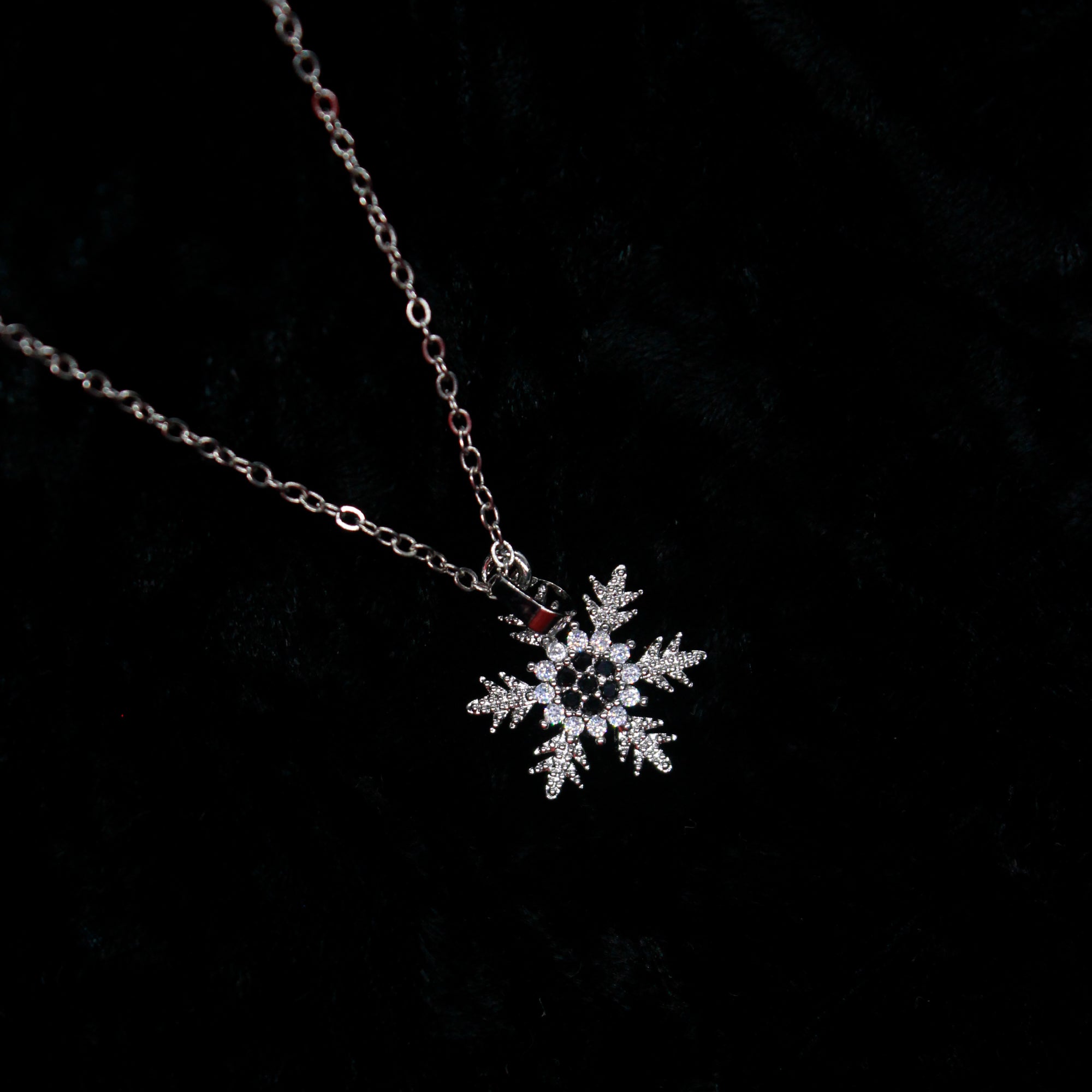 Alkyara Winter Bloom Pendant Set
