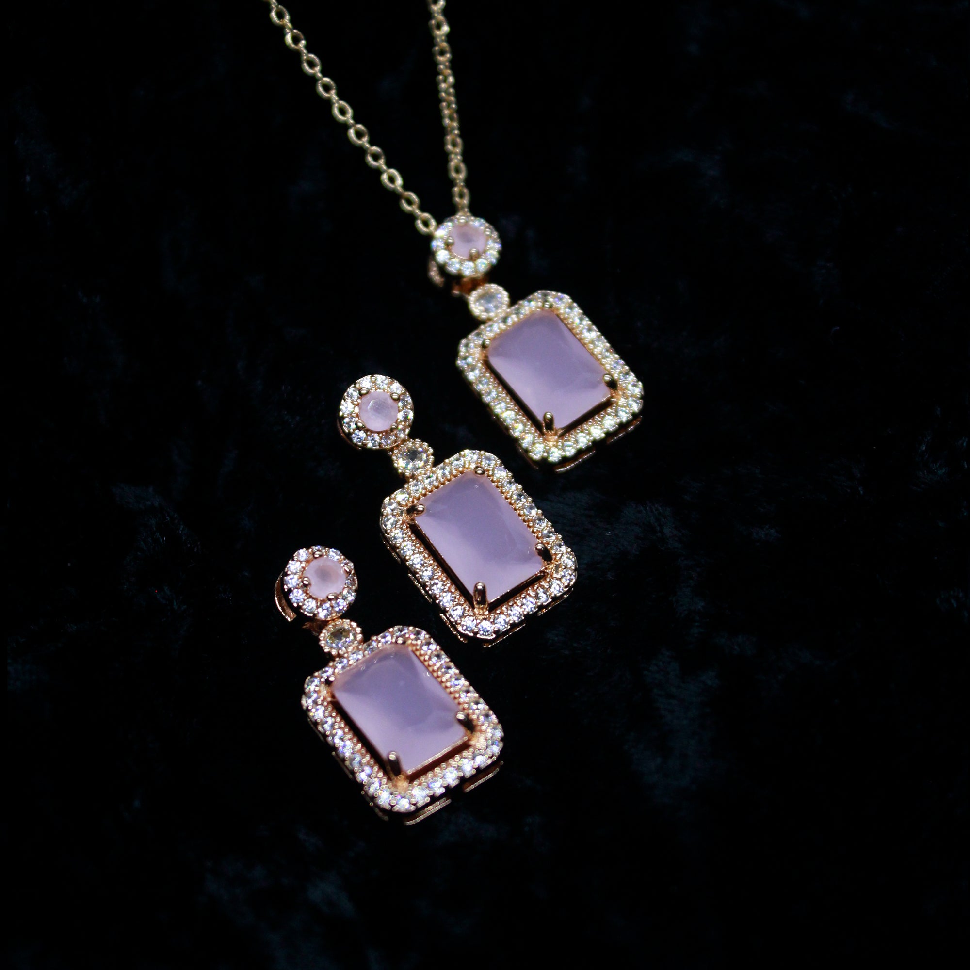 Alkyara Royal Rectangular Pendant Set