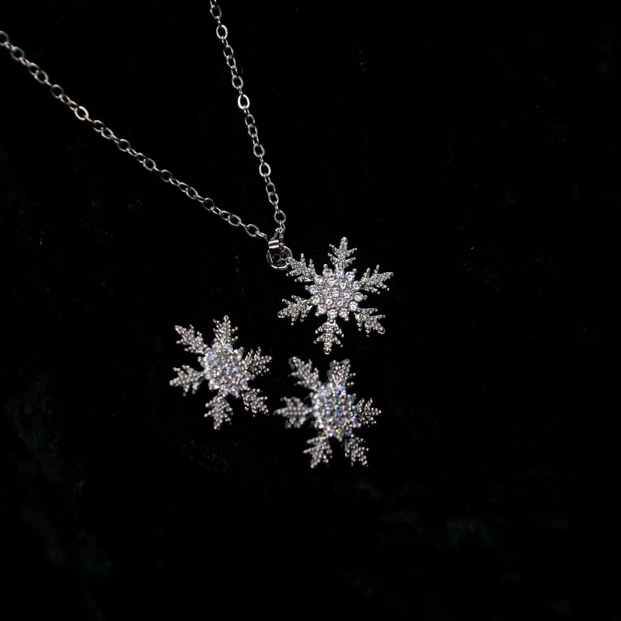 Alkyara Winter Bloom Pendant Set