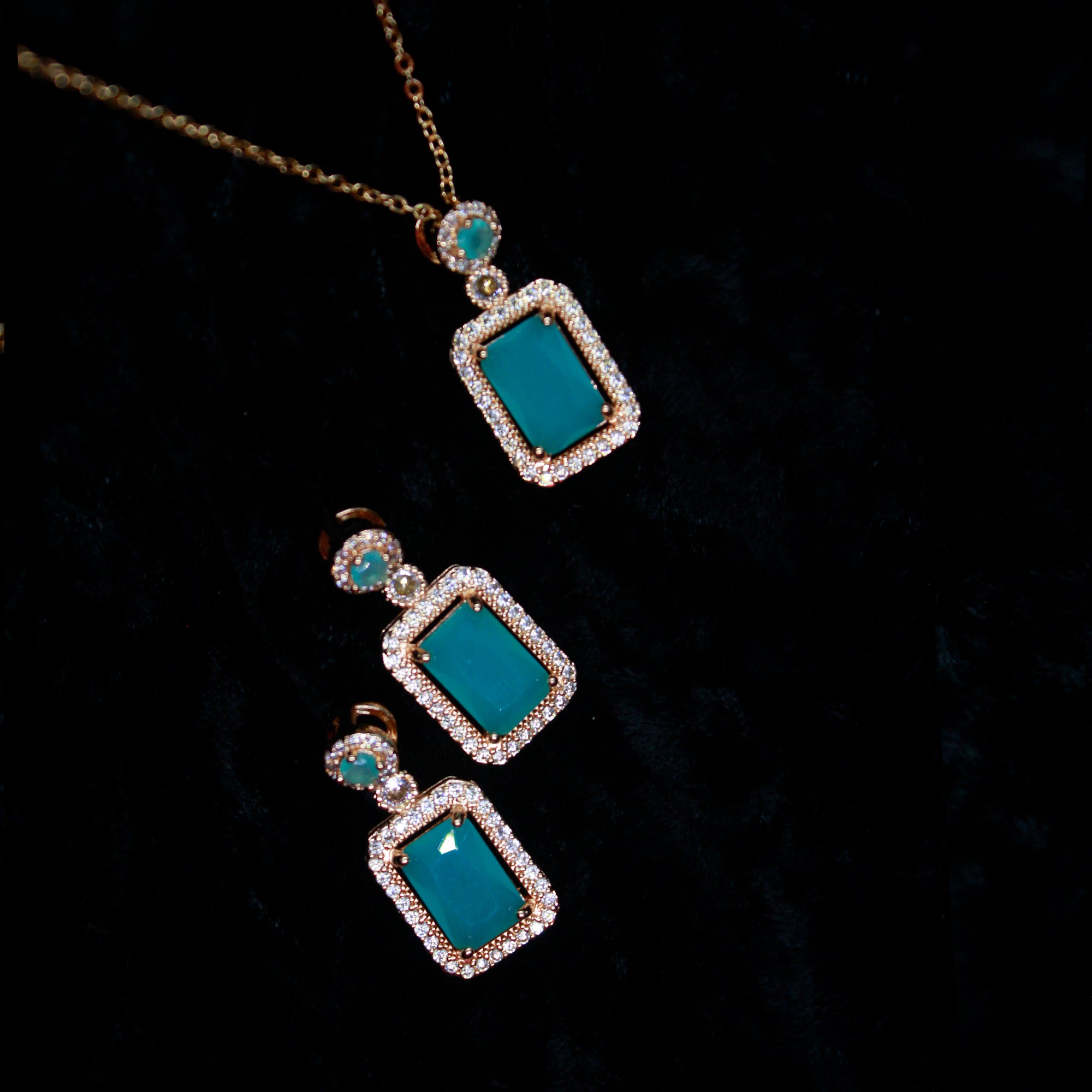Alkyara Royal Rectangular Pendant Set