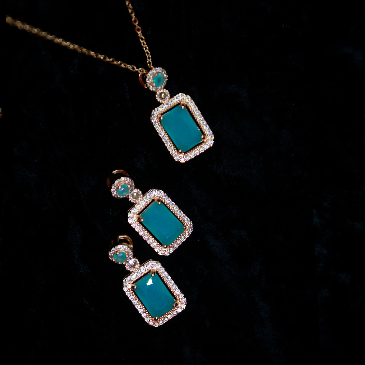 Alkyara Royal Rectangular Pendant Set