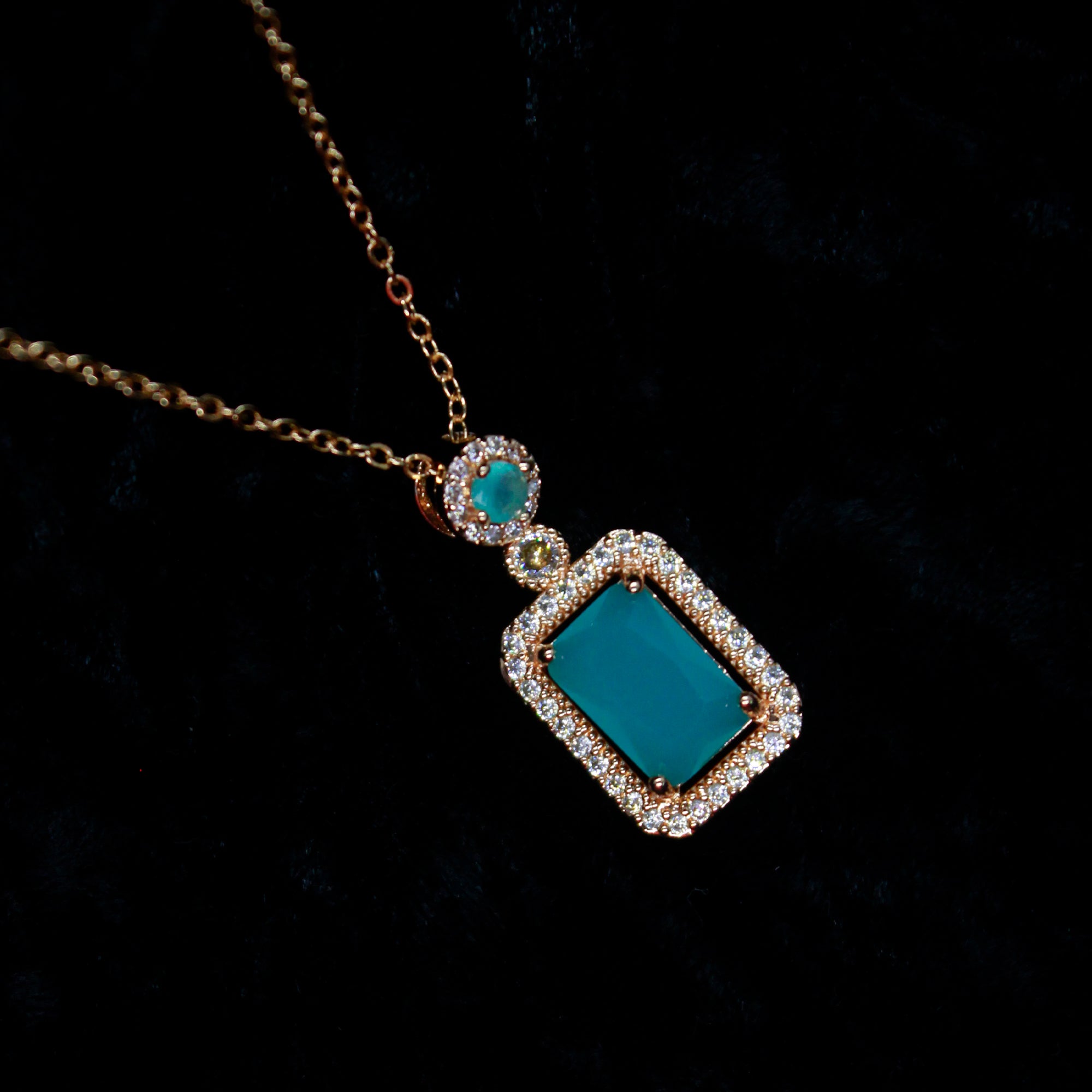Alkyara Royal Rectangular Pendant Set