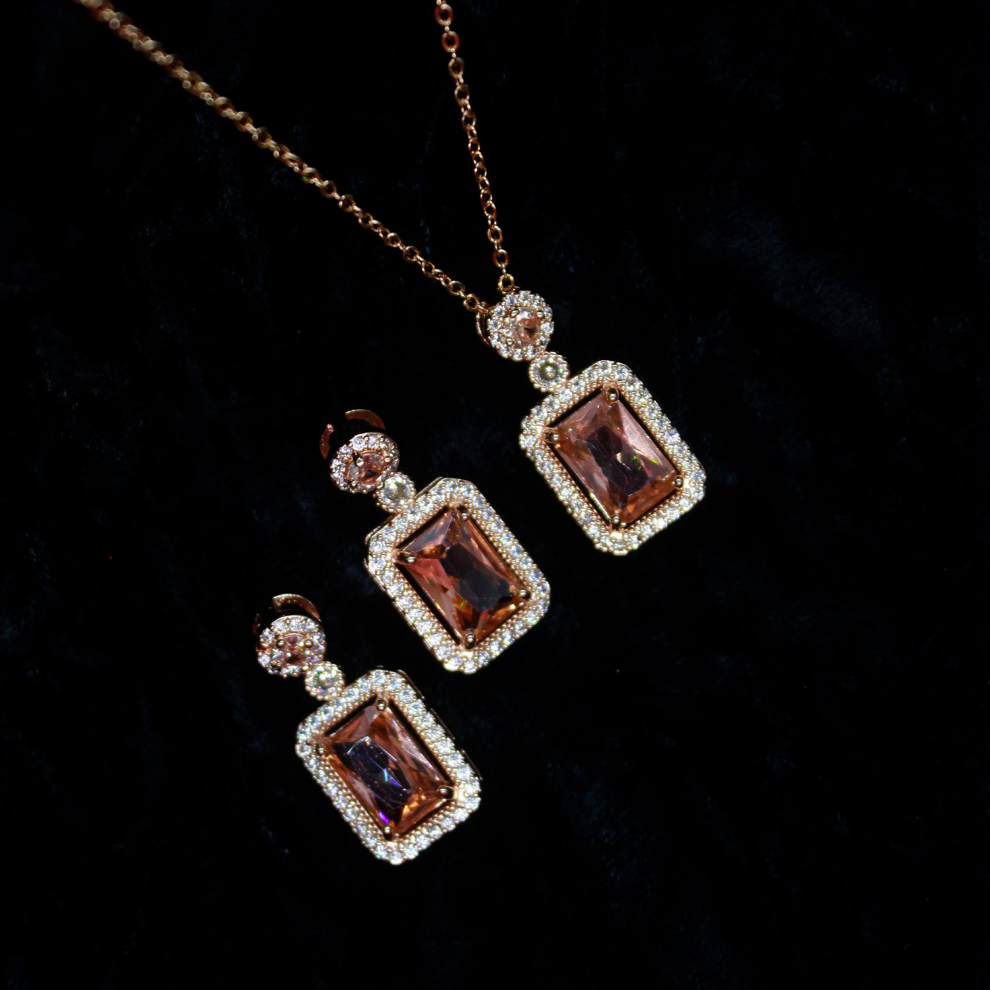 Alkyara Royal Rectangular Pendant Set